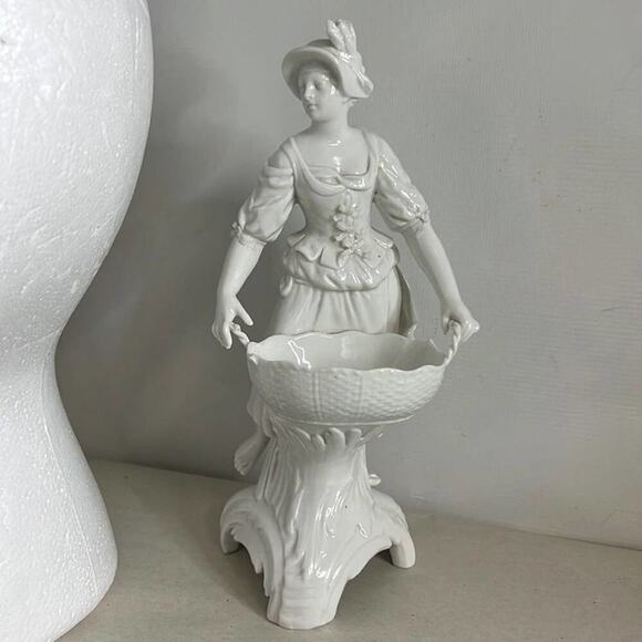 KPM BERLIN PORCELAIN LADY‎ BASKET SWEET MEAT DISH - Picture 1 of 8